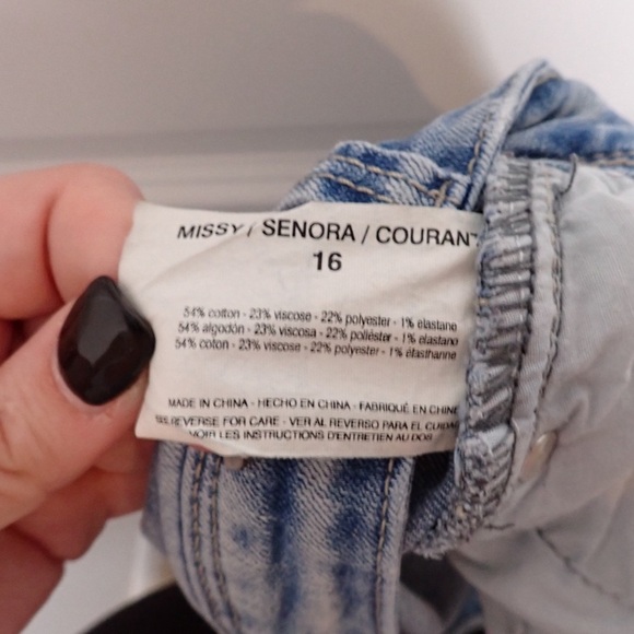 Bandolino Millie Ankle Women's Raw Hem Distressed Light Wash Jeans size 16 - Picture 9 of 9